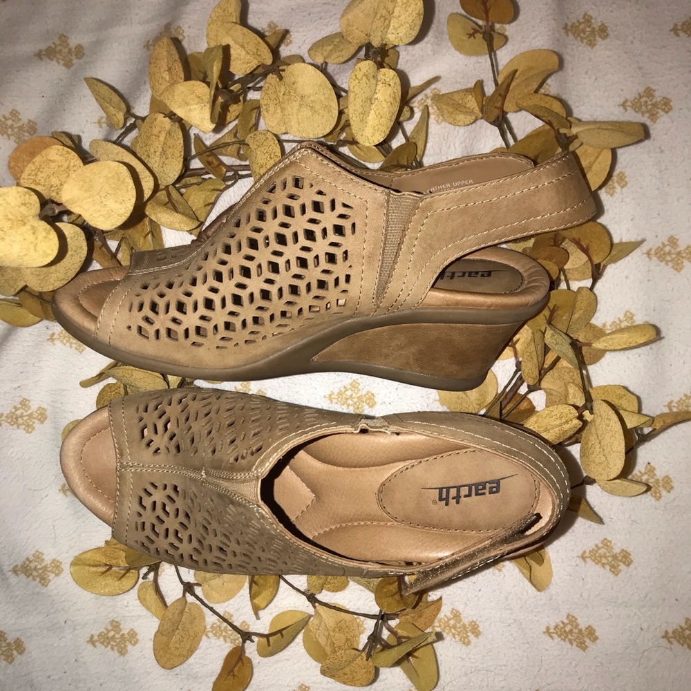 3/20 SALE ✅ Earth Wedge Sandal